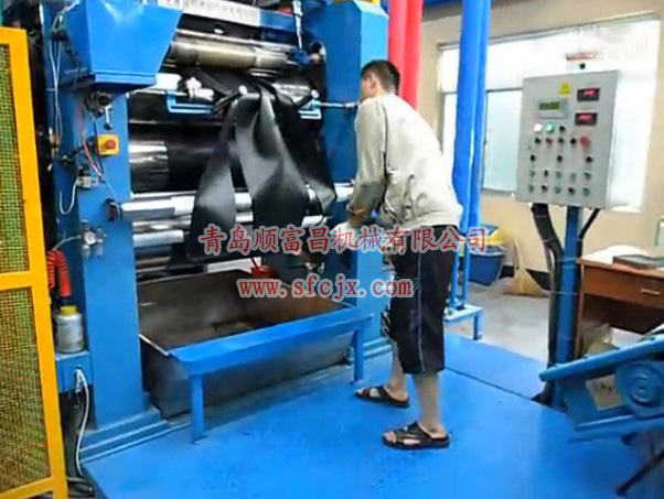 工作中的壓延機(jī)www.rongdassab.com